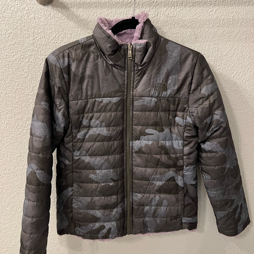 The North Face Gray Puffer Jacket with Stand-Up Collar and Full-Length Zipper